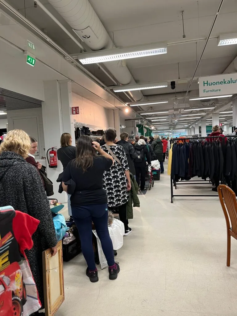 Jonot yltyivät aamupäivän aikana jopa kymmenien metrien mittaisiksi ja jonotusaika jopa 40 minuutiksi. Silti tunnelma oli ystävällinen ja lämminhenkinen.