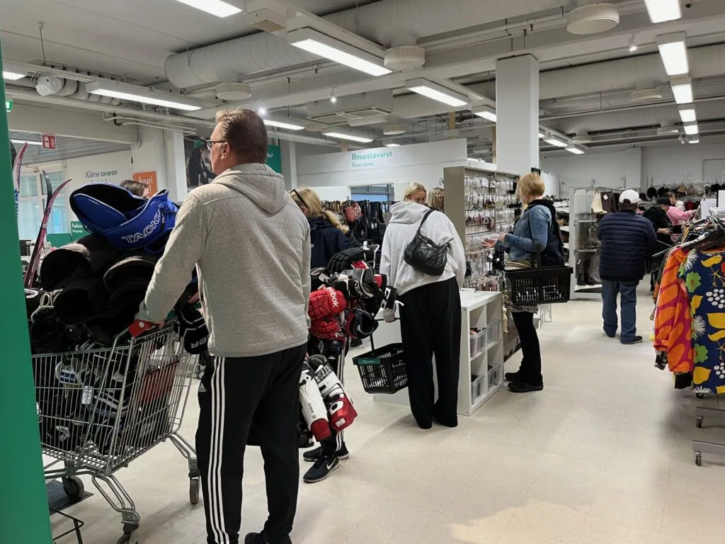 Ostoskärryt katosivat nopeimmille, kun ihmiset levittäytyivät tekemään ostoksia ja löytämään aarteita myymälän valtavasta valikoimasta.