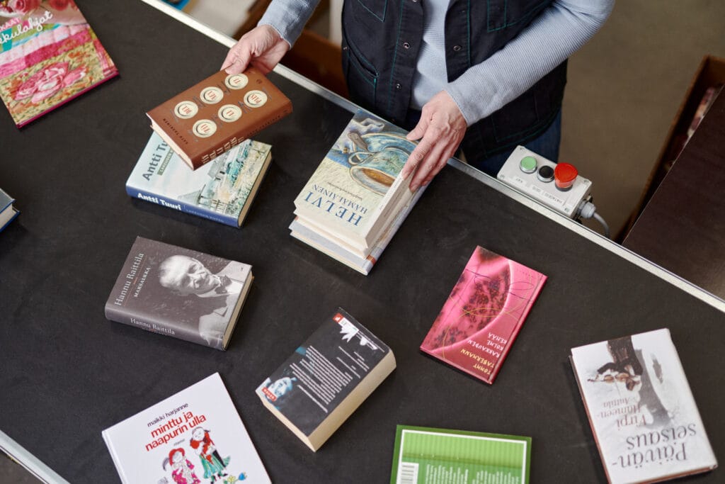 Kirjoja lajittelukeskuksen kirjahihnalla.